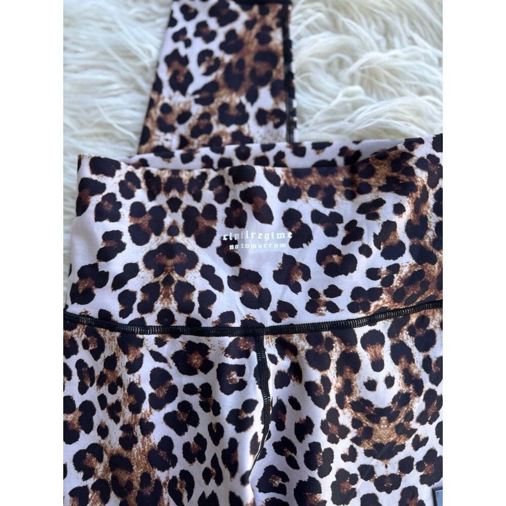 Civil Regime No Tomorrow Burning Time Sibyl Leggings
Leopard Digital Print Small - Picture 4 of 10